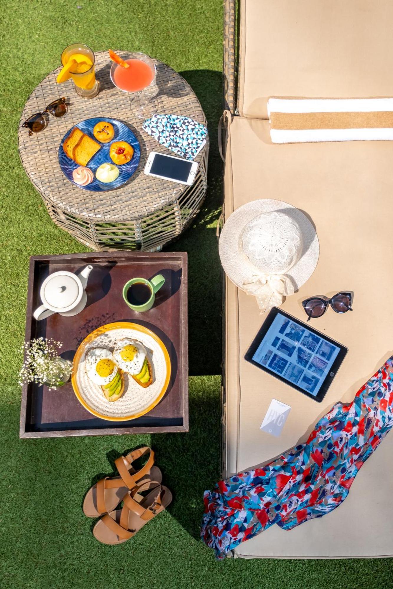 Hyatt Centric Candolim Goa Exteriör bild A woman using a tablet computer