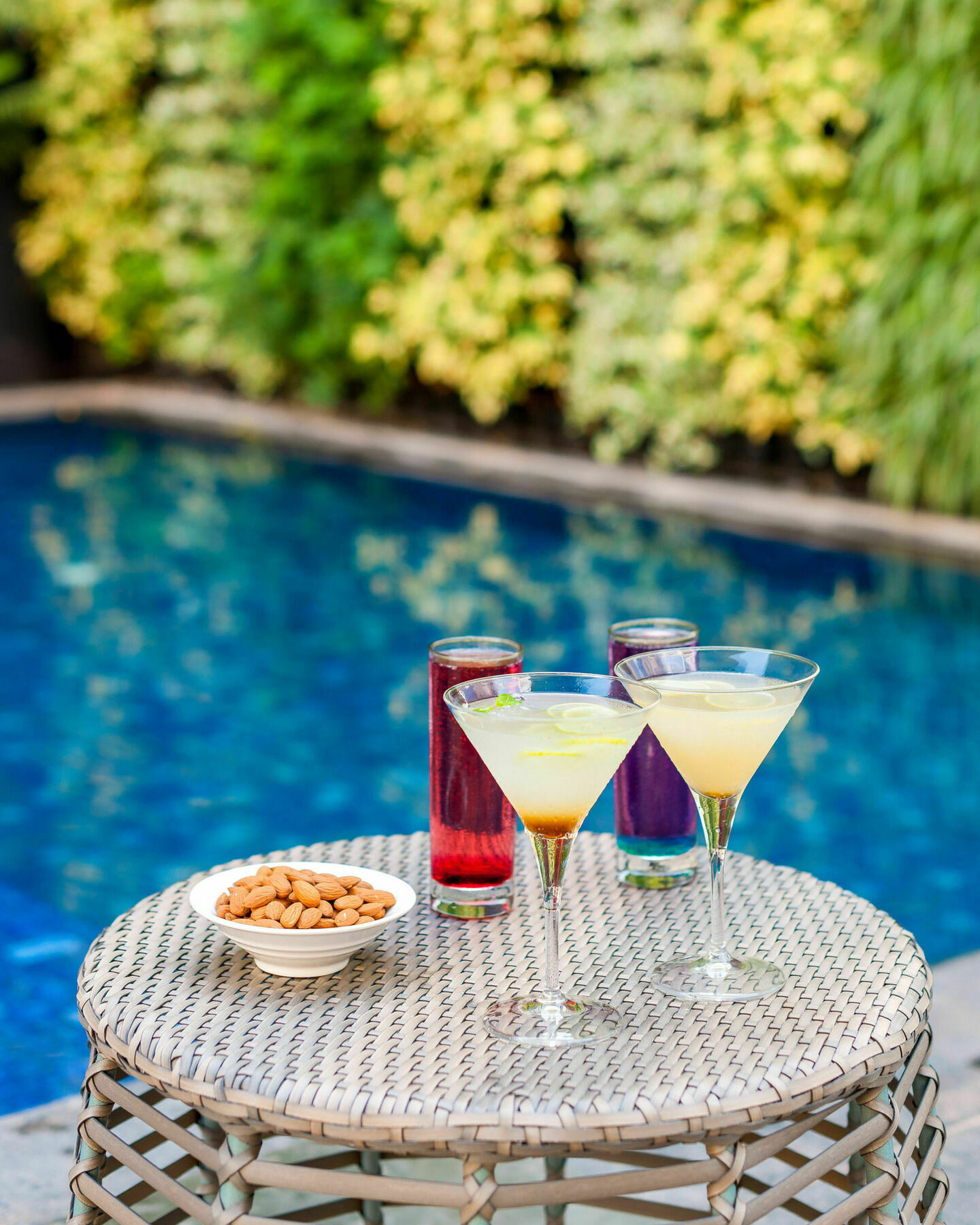 Hyatt Centric Candolim Goa Exteriör bild Cocktails at the pool